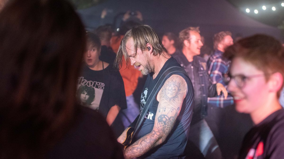 Hunderte Punkrock-Fans feierten im Fachwerkdorf zu den Klängen von „Massendefekt“. Die Band mischte sich sogar unter das Publikum. von Nils Dinkel
