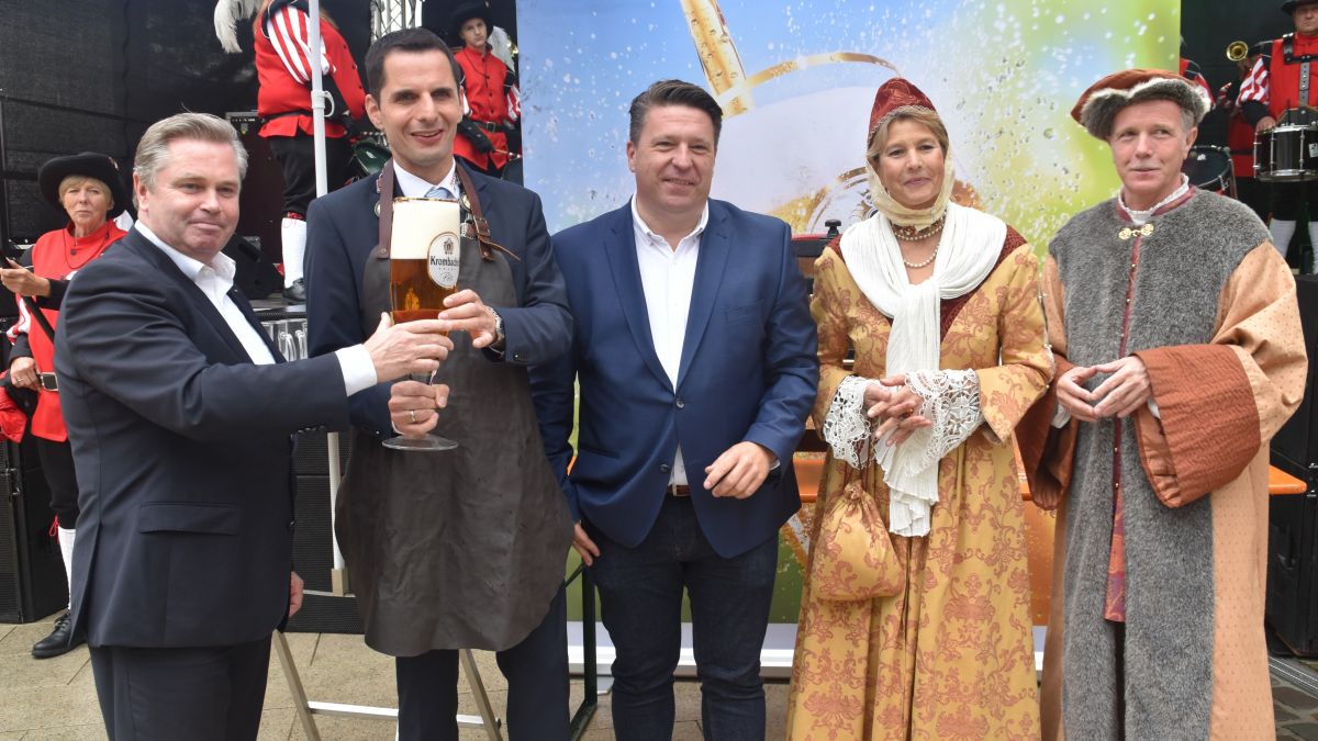 Mit dem obligatorischen Fassanstich eröffnete Bürgermeister Christian Pospischil das Attendorner Stadtfest. von Nicole Voss