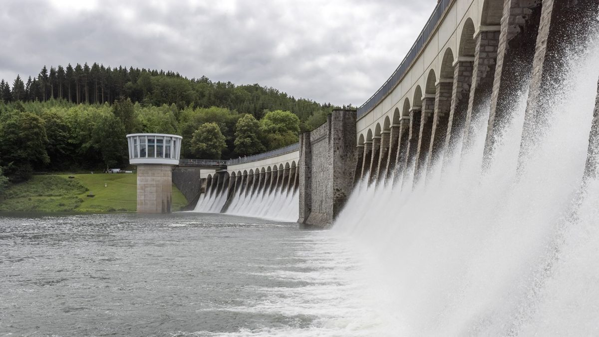 Die Listertalsperre hatte am 15. Juli 2021 den Vollstau erreicht und lief über. Die Biggetalsperre am Staudamm bei Attendorn. 2015 wurde der Biggedamm aufwändig saniert. von Ruhrverband