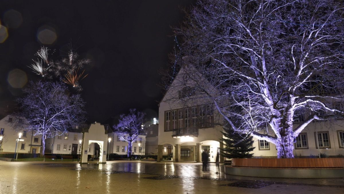 Auch die Hansestadt Attendorn setzt die Vorgaben des Bundes um und stellt im öffentlichen Raum - darunter auch am Rathaus - die nächtliche Beleuchtung ab. von Nils Dinkel