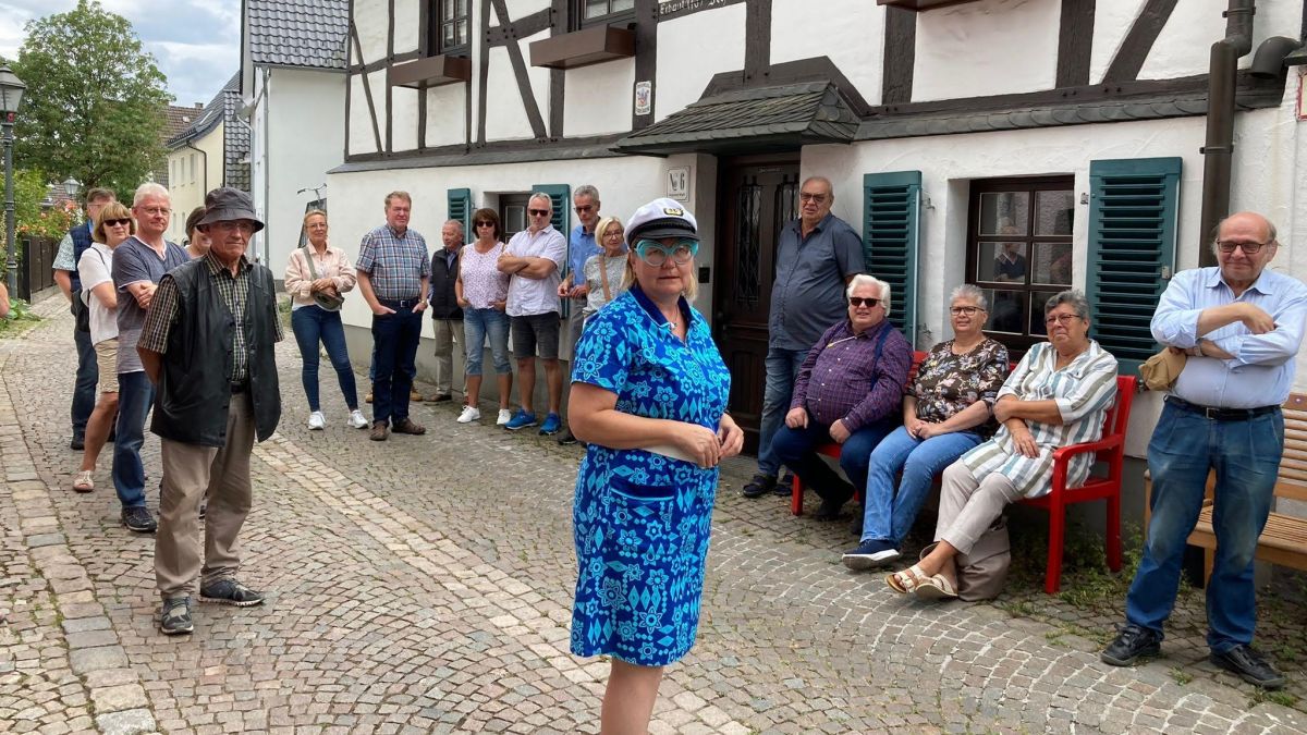 Hettwich von Himmelsberg brachte im Rahmen der Comedy-Stadtführung den Gästen Attendorn auf ihre Art und Weise näher von privat