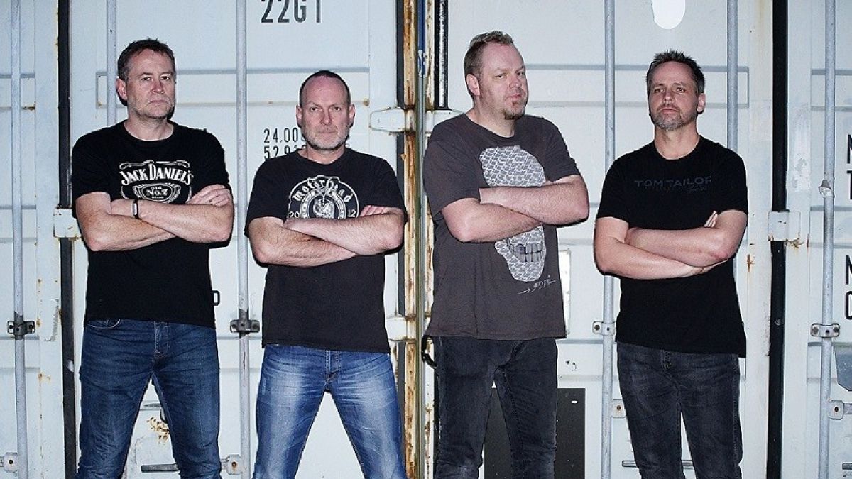 Die Bandmitglieder der „Schmalen Schakale“: (v.l.) Frank „Lübby“ Schöttler (Gesang), Dietmar „Ditschi“ Bücker (Bass), Benedikt „Benne“ Grewe (Drums) und Daniel „Dr Best“ Beste (Gitarre). von privat
