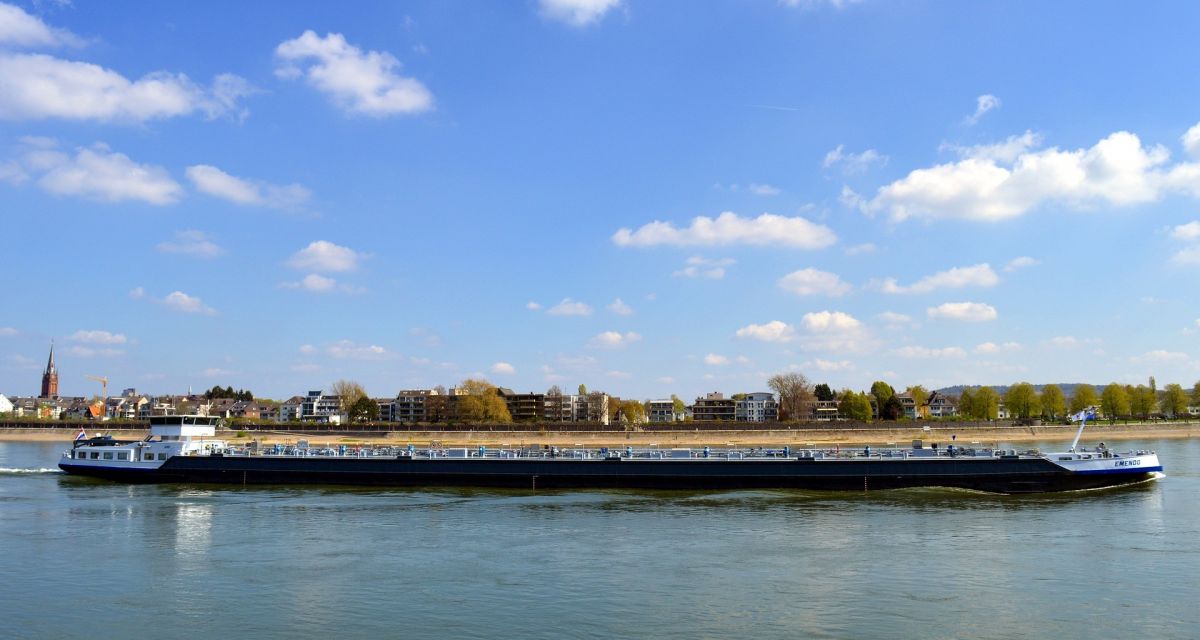 Wegen des Niedrigwassers am Rhein können die Schiffe nur mit 30 Prozent Rohöl beladen werden. von Symbolfoto Pixabay