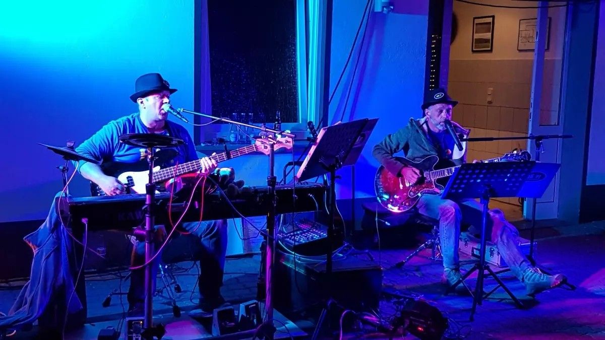 Das Duo HÄ tritt beim Sportfest auf. von privat