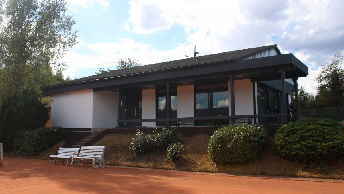 Das ehemalige Tennisclubhaus in Dörnscheid ist innerhalb des letzten Jahres Schritt für Schritt zum modernen Mehrgenerationenhaus für die Dorfgemeinschaft umgewandelt worden. von Lorena Klein