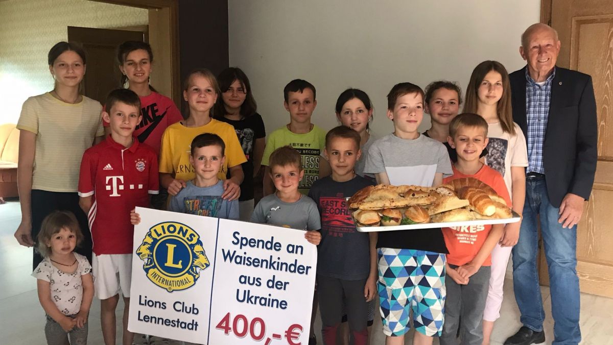 Die Freude war groß, als Reinhard Hesse (rechts), Präsident des Lions Clubs Lennestadt, die Spende vorbei brachte - und die Kinder nebenbei mit Brötchen und Gebäck verwöhnte. von privat
