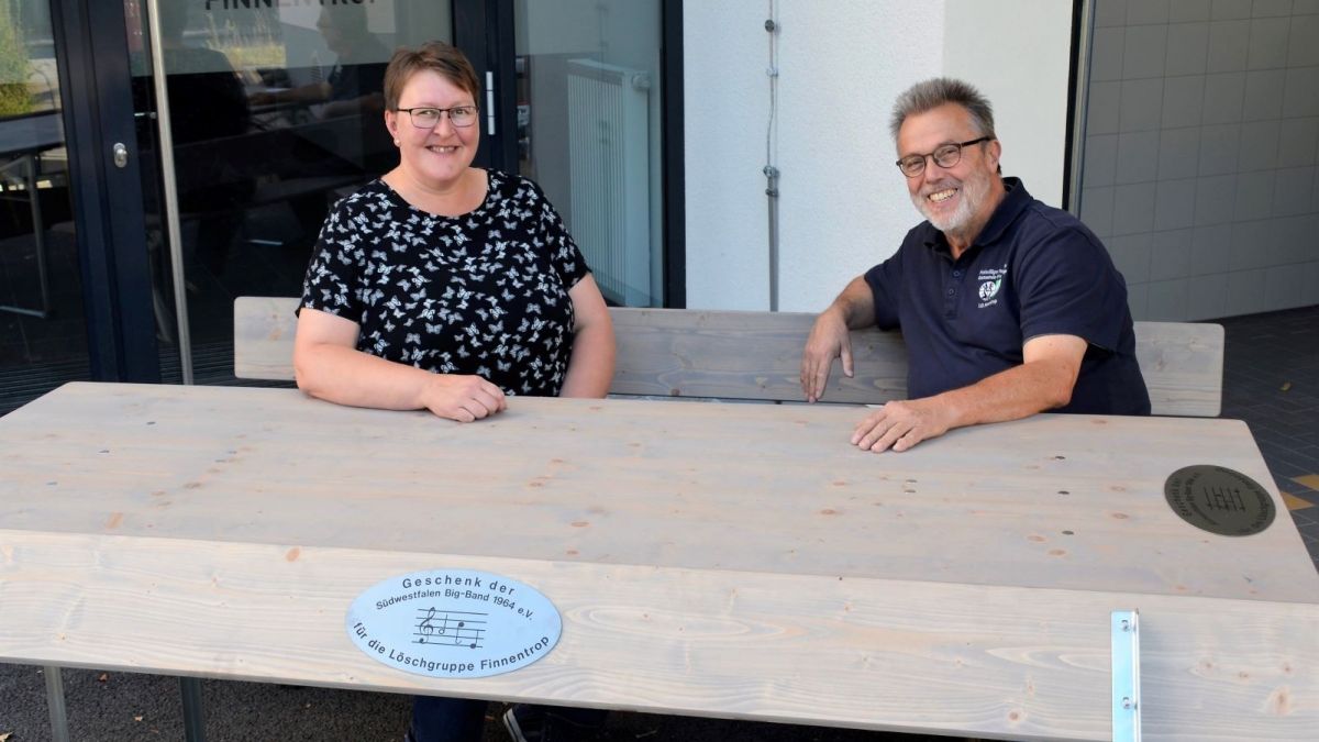 Anja Schäfers,  Vorsitzende der Südwestfalen Big Band und Bernhard Hanses, Vorsitzender des Fördervereins der Feuerwehr strahlen beim Probesitzen. von privat