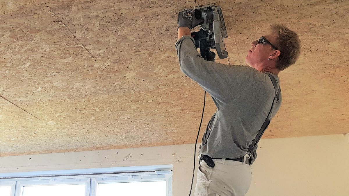 Die Arbeiten am Dorfhaus schreiten voran: eine ballwurfsichere Decke gehört dazu. von privat