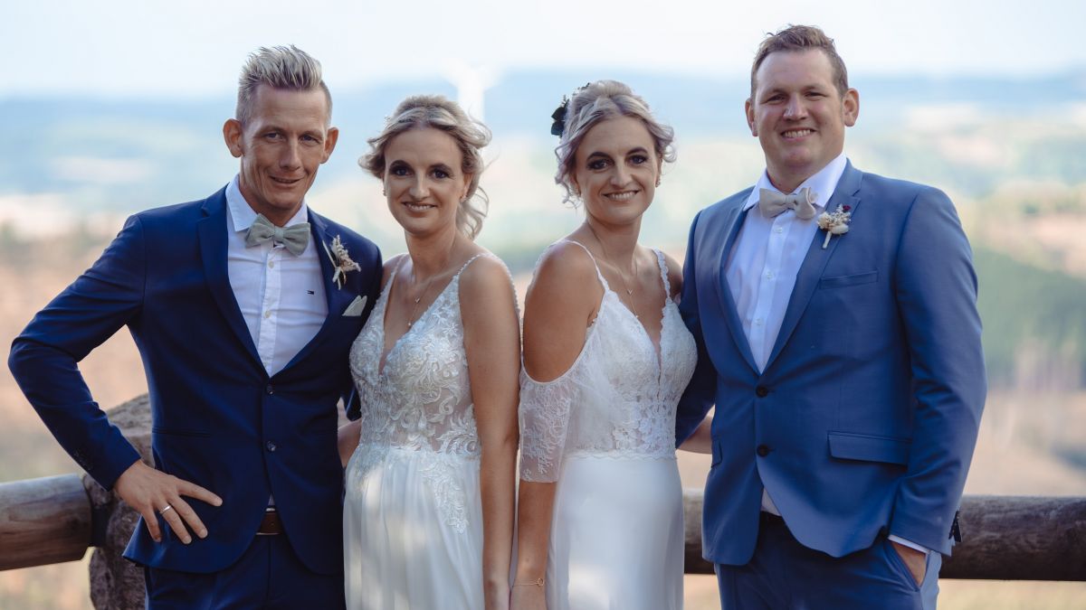 Eine besondere Doppelhochzeit erlebten rund 30 Gäste an der Hohen Bracht. Die Eheleute Sebastian und Sarah Taube sowie Mona und Sebastian Reichling (von links). von Nils Dinkel