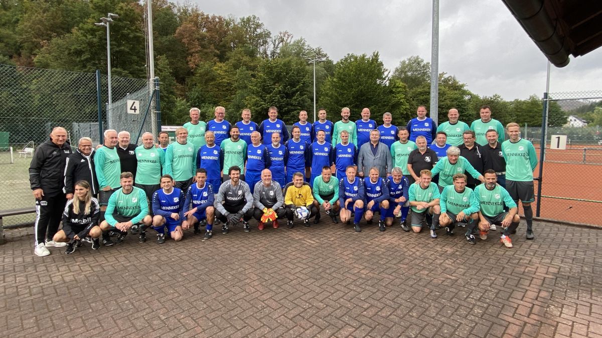 Am Samstag, 10. September, trafen ehemalige Bundesliga-Legenden in einem spannenden Fußballspiel auf eine Ü40-Kreisauswahl für den FC Kirchhundem. von Celine Kebben