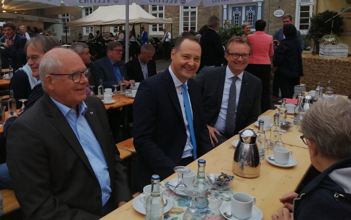 Mit dabei waren auch die Bürgermeister Peter Weber aus Olpe (Mitte) und Tobias Puspas aus Lennestadt (rechts). von Sigrid Mynar