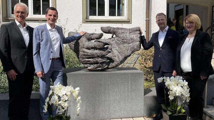 Bei der Übergabe der Skulptur (von links nach rechts): Bernd Schablowski, Bürgermeister Christian...