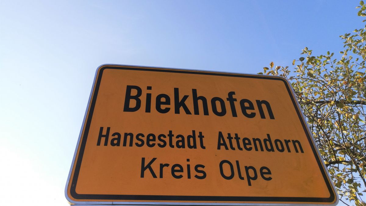 Der Dorfplatz Biekhofen wird eingeweiht. von Adam Fox