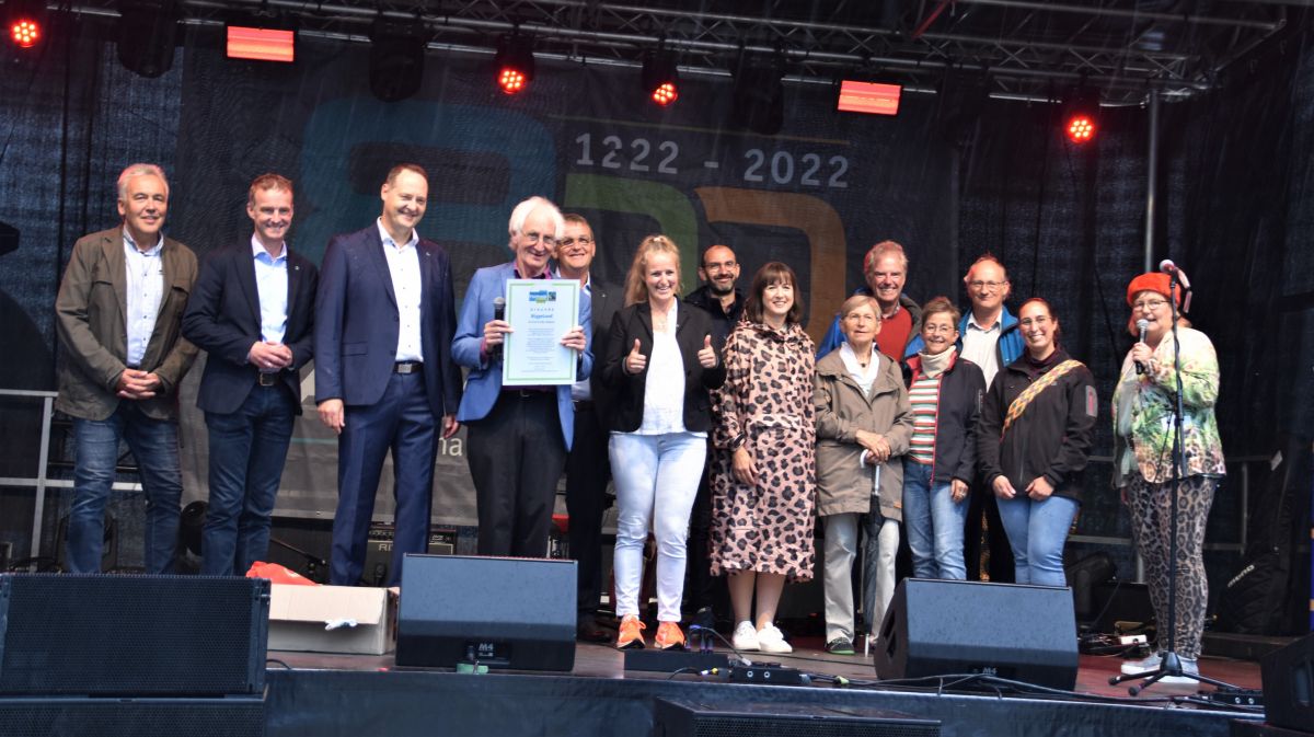 Feierlich wurde auf dem Stadtfest in Attendorn das Fairtrade-Siegel verliehen. von Nicole Voss