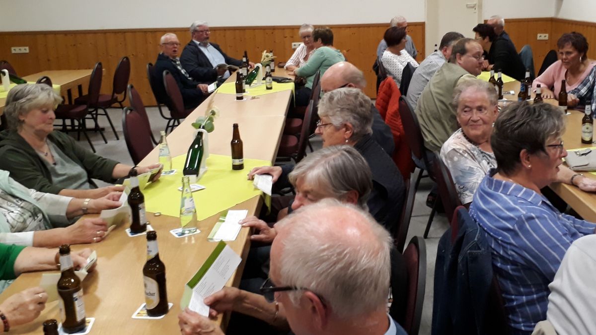 Die Besucher genossen das Sommerfest in der Dorfgemeinschaftshalle in Altenhof. von privat