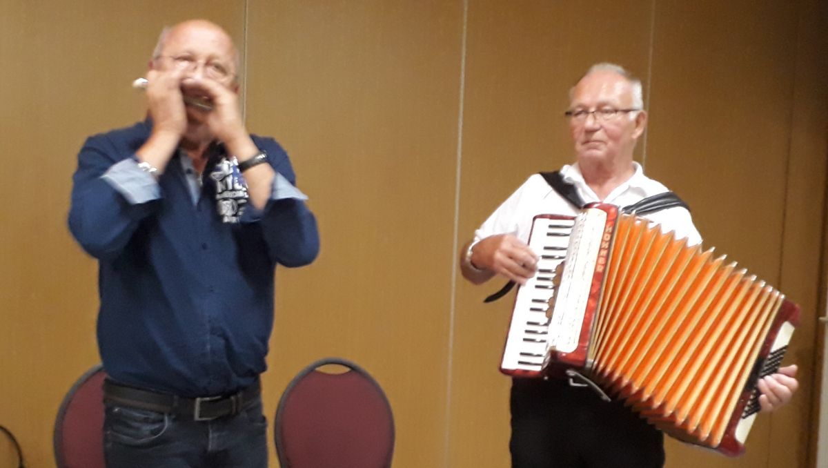 Jochen Schneider und Kunibert Meurer sorgten für die musikalische  Untermalung des Abends. von privat