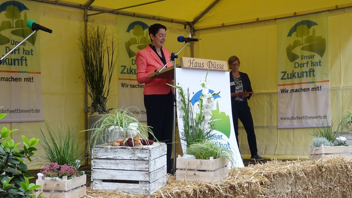Silke Gorißen, Ministerin für Landwirtschaft und Verbraucherschutz NRW, beim Auftakt zur Siegerverkündung. von Sigrid Mynar