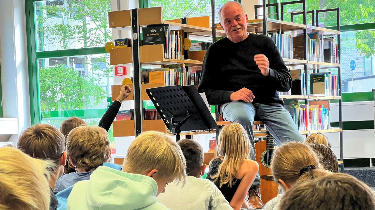 Fünftklässler aus zwei Olper Schulen erlebten eine interaktive Lesung mit Schriftsteller Wilhelm ten Haaf. von Kreisstadt Olpe