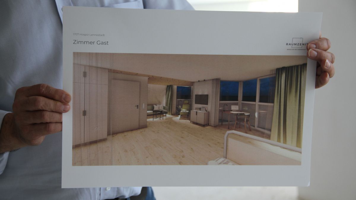 Die Pläne zeigen, wie die Gästezimmer im neuen Bereich aussehen werden. Erdige Töne und Holzoptik dominieren, sorgen für Wohlfühlatmosphäre in diesen so besonderen Räumen. Hinten ist ein optisch abgetrennter Besucherbereich zu sehen. von Kerstin Sauer