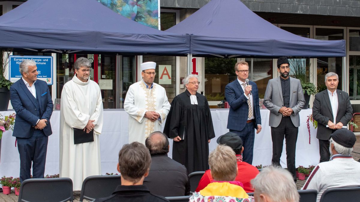 Rund 60 Besucher beteten gemeinsam das Friedensgebet vor dem Lennestädter Rathaus. von Nils Dinkel