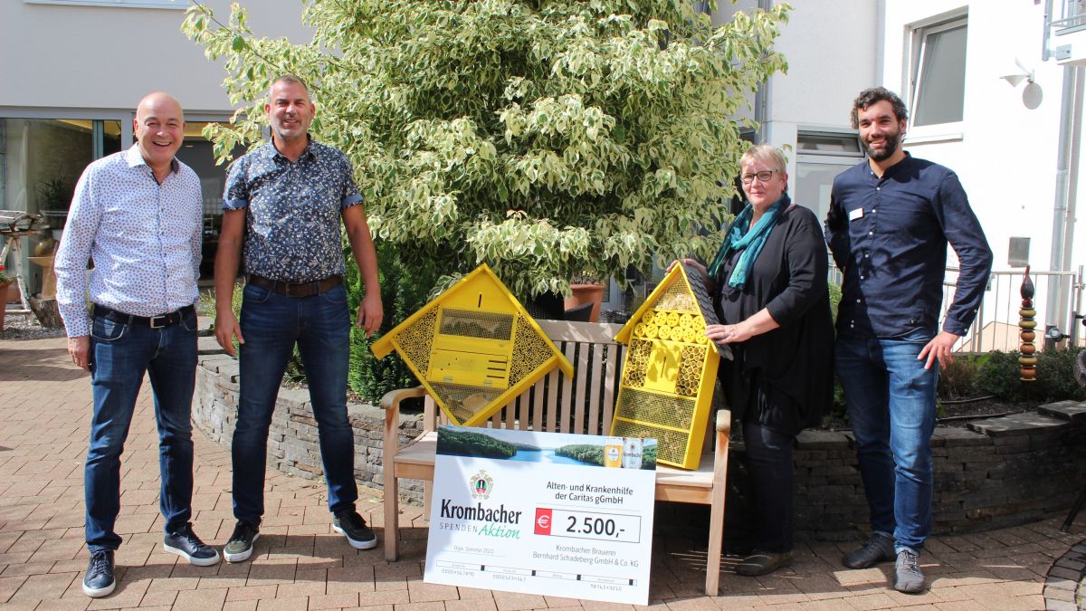 Bei der symbolischen Spendenübergabe (v.l): Rainer Brüser von der Krombacher Brauerei mit Heiko Bösing (Zentrumsleiter, Caritas-Zentrum Olpe), Gaby Bor (Mitarbeiterin Sozialer Dienst, und Nicolai Quast (Leiter Sozialer Dienst, Seniorenhaus Gerberweg). von privat