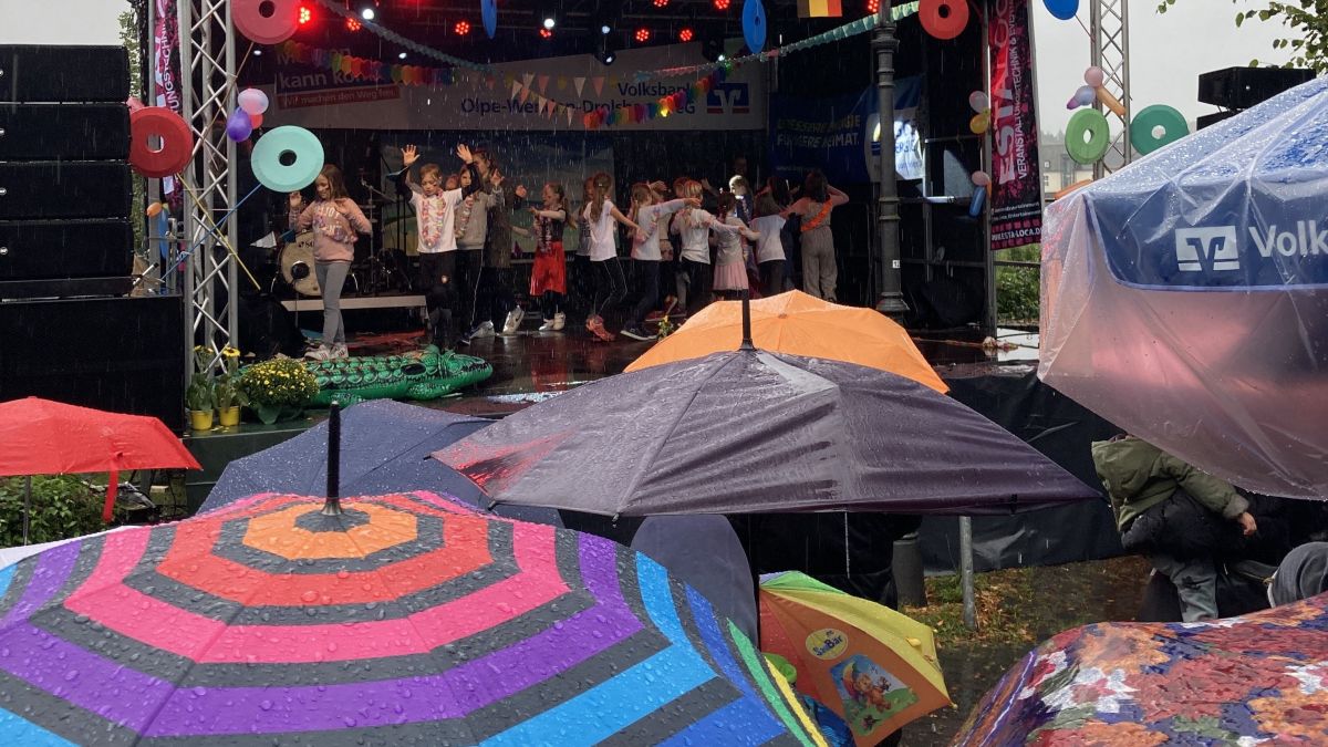 Ein buntes Regenschirm-Meer vor der Bühne, Spaß und Unterhaltung auf der Bühne: Das war die Muggelkirmes 2022. von Leonie Diehl