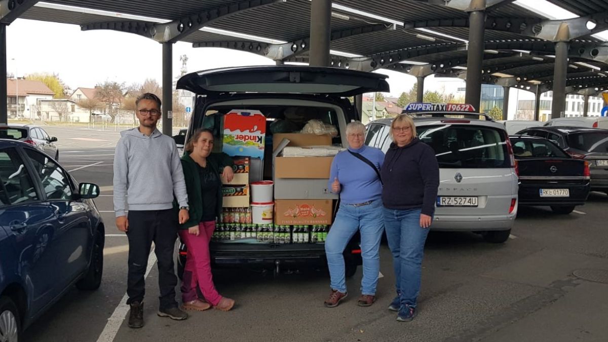 Ein Foto von einer der letzten Touren Richtung Ukraine: Mit den Spendengeldern aus Lennestadt kaufen die Helfer (links Matthäus, 2.l.r. Sabine) vor Ort Lebensmittel ein und versorgen die Menschen in den Kriegsgebieten. von privat