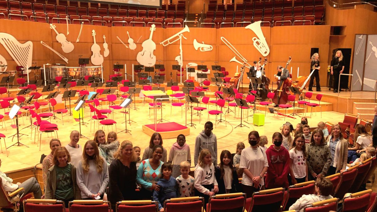 Zahlreiche Schüler der Musikschule Olpe besuchten ein Konzert der Philharmonie in Köln. von privat