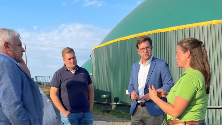 Florian Müller (2.v.r.) informierte sich vor Ort über die Biogasanlage in Grevenbrück und die...