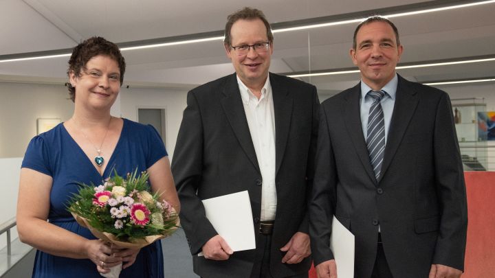 Drei Mitarbeiter der Sparkasse Olpe-Drolshagen-Wenden wurden für 40- bzw. 25-jährige...