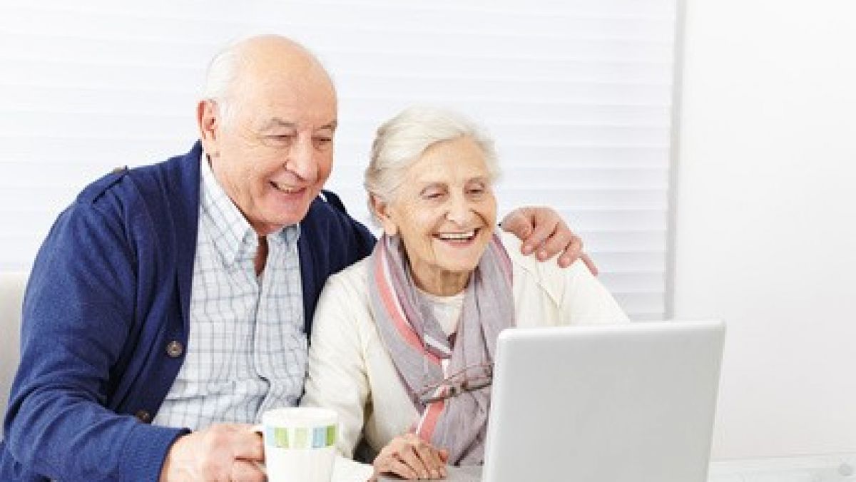 Senioren helfen Senioren beim Umgang mit Computern. von Fotolia