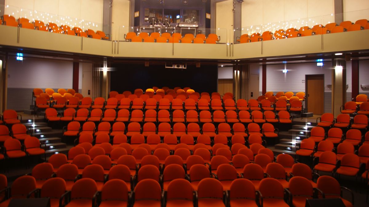 Blick in den Theatersaal von der Bühne. von Jürgen Kalitzki