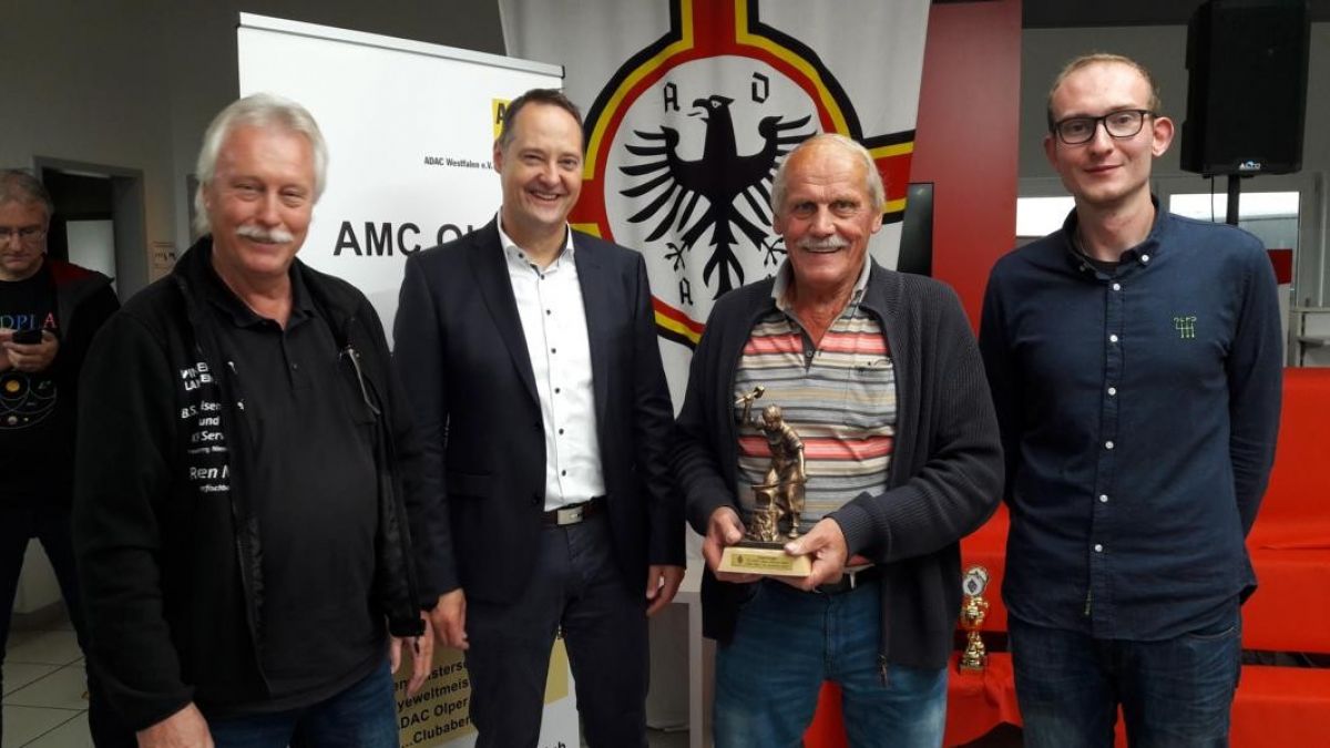 Gesamtsieger Wolfram Klappert, Bürgermeister Peter Weber, Gesamtsieger Erich Loos und der 1. Vorsitzender des AMC Olpe Timo Bechheim (von links). von privat