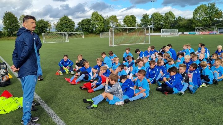 65 Kinder lernten im Fußball-Camp des VfL Bochum Tricks von den Profis.