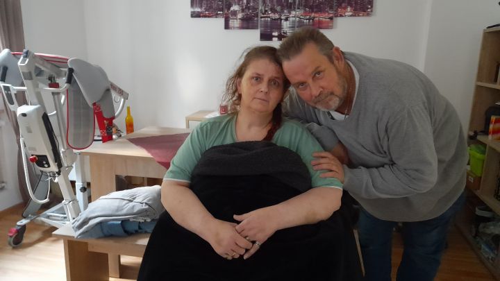 Heike Becker leidet an ALS. Ihr Mann Peter pflegt sie zu Hause.