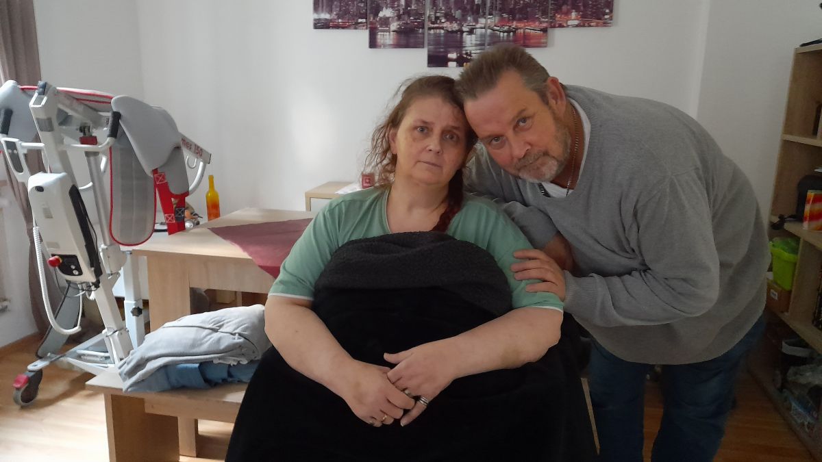 Heike Becker leidet an ALS. Ihr Mann Peter pflegt sie zu Hause. von privat