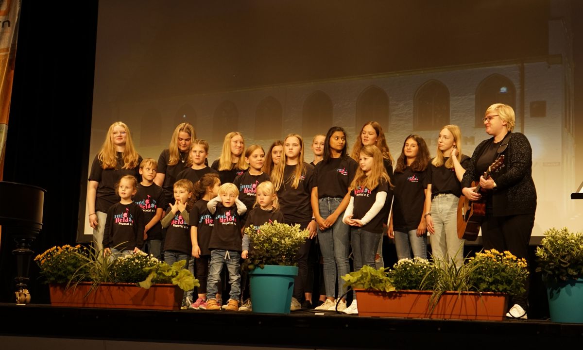 Schon die ganz Kleinen standen bei „Attendorn singt“ auf der Bühne. von Jonas Johannes