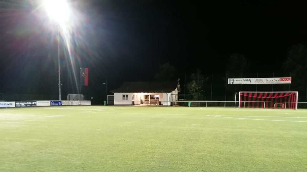 Der SV Eintracht Kleusheim hat eine neue Flutlichtanlage installiert. von privat