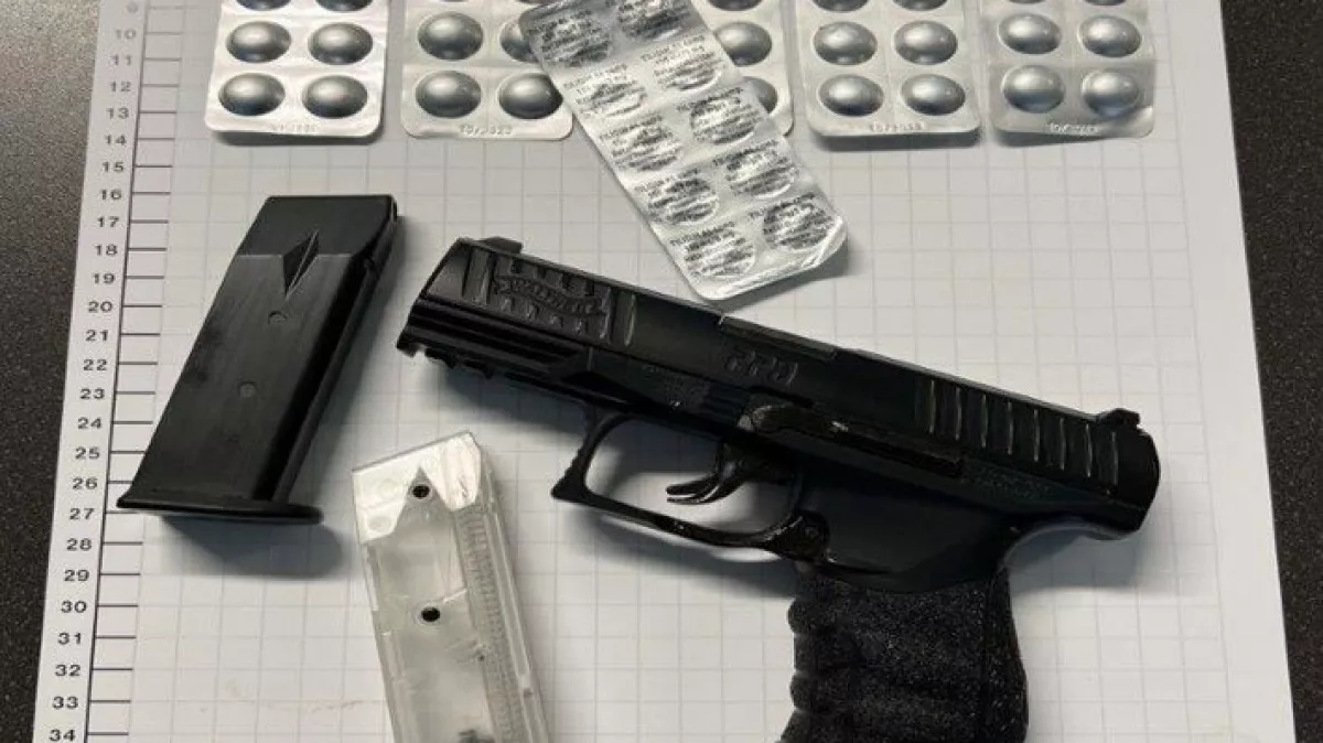 Die Bundespolizei griff zwei Jugendliche auf, die eine täuschend echt aussehende Pistole, ein Einhandmesser sowie Medikamente mit sich führten. von Bundespolizei