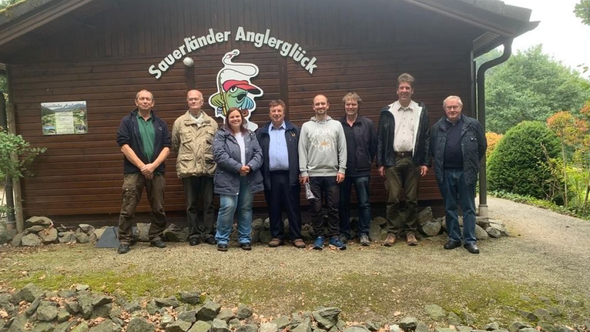 Die Fischereigenossenschaft Wenden besuchte den Fischzuchtbetrieb Rameil in Lennestadt. von privat