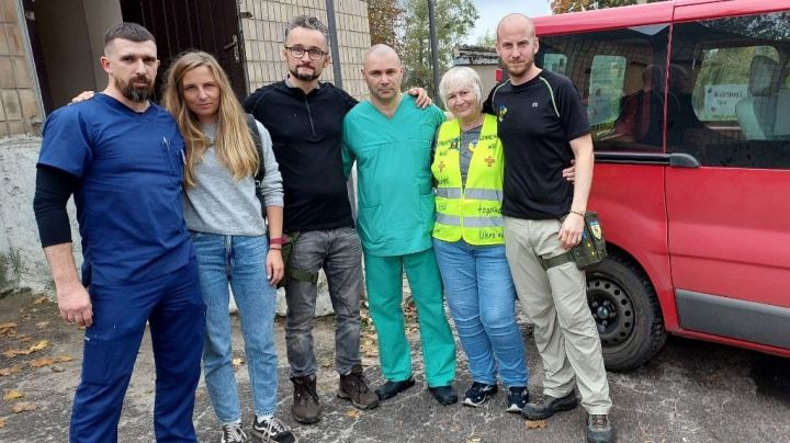 Das „Lennestadt hilft“-Team mit zwei Ärzten des Kinderkrankenhauses in Charkiw, das schon vier...