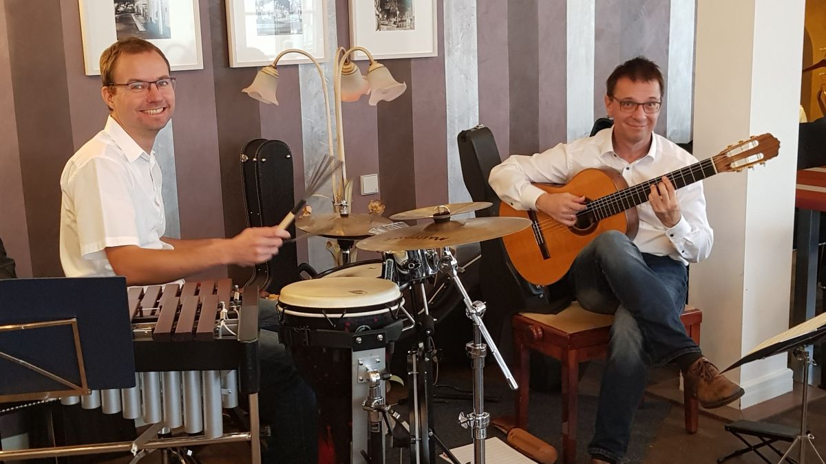 Gitarrist Thomas Hofer und Schlagzeuger Christian Hoffe bieten „Musik im Café“. von privat
