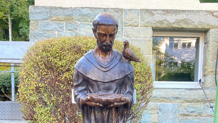 Eine Bronzefigur des Hl. Franziskus ist am Patronatsfest in die Außenfassade des Seniorenzentrums...