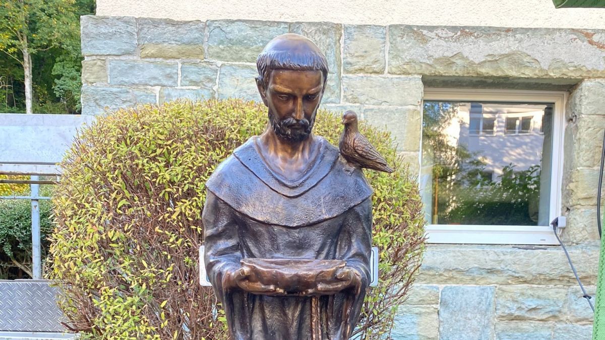 Eine Bronzefigur des Hl. Franziskus ist am Patronatsfest in die Außenfassade des Seniorenzentrums Franziskaner-Hof eingesetzt worden. von privat