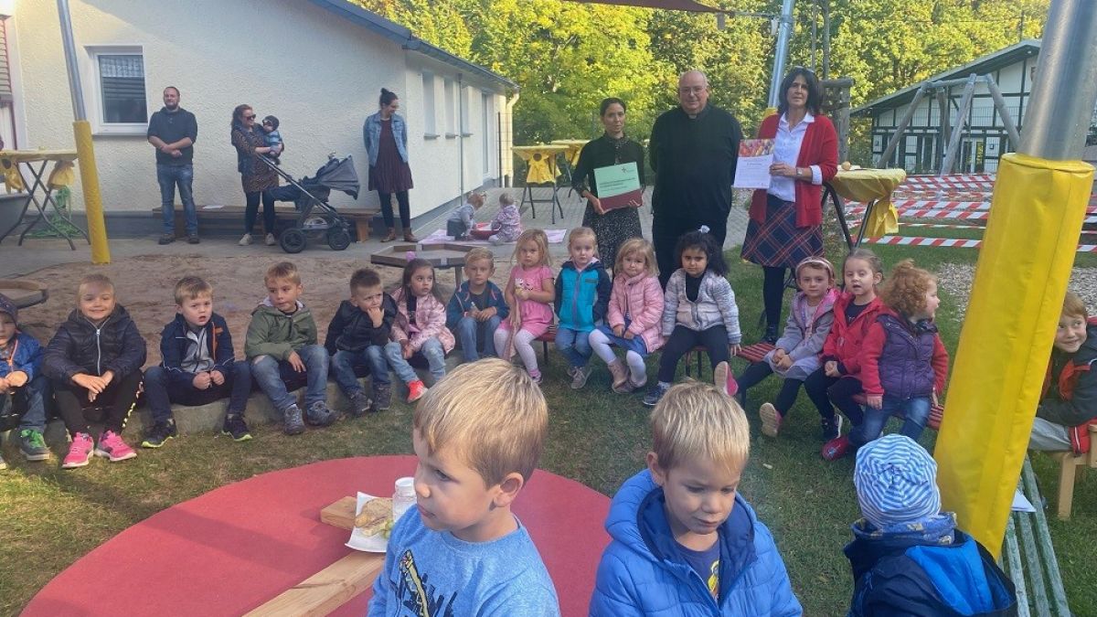 St. Antonius Kindergarten in Hofolpe  erhält ein Zertifikat als familienpastoraler Ort von Joelina Kebben