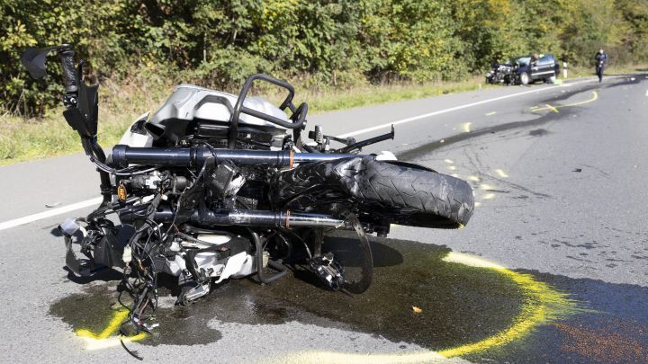 Ein Motorradfahrer starb bei einem Frontallzusammenstoß auf der B236