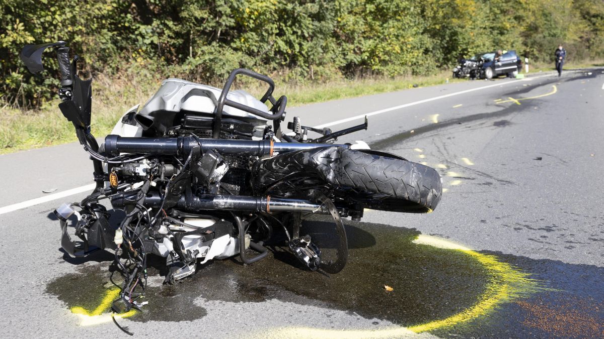 Ein Motorradfahrer starb bei einem Frontallzusammenstoß auf der B236 von Kai Osthoff