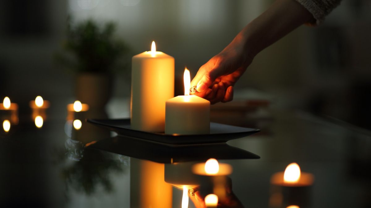Kerzen statt hochgedrehter Heizung und brennender Zimmerbeleuchtung: Mit einfachen Maßnahmen können Haushalte gleichzeitig ihre Energiekosten reduzieren und die Energiekrise vermindern. von stock.adobe.com © PheelingsMedia
