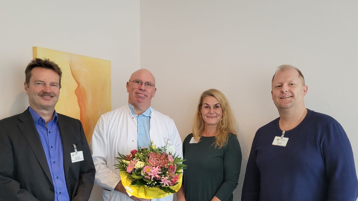 Michael Röttger (links), Tobias Quast (rechts) und Alexandra Koch gratulierten Dr. med. Jürgen Schwickerath zum 25-jährigen Dienstjubiläum. von GFO-Kliniken