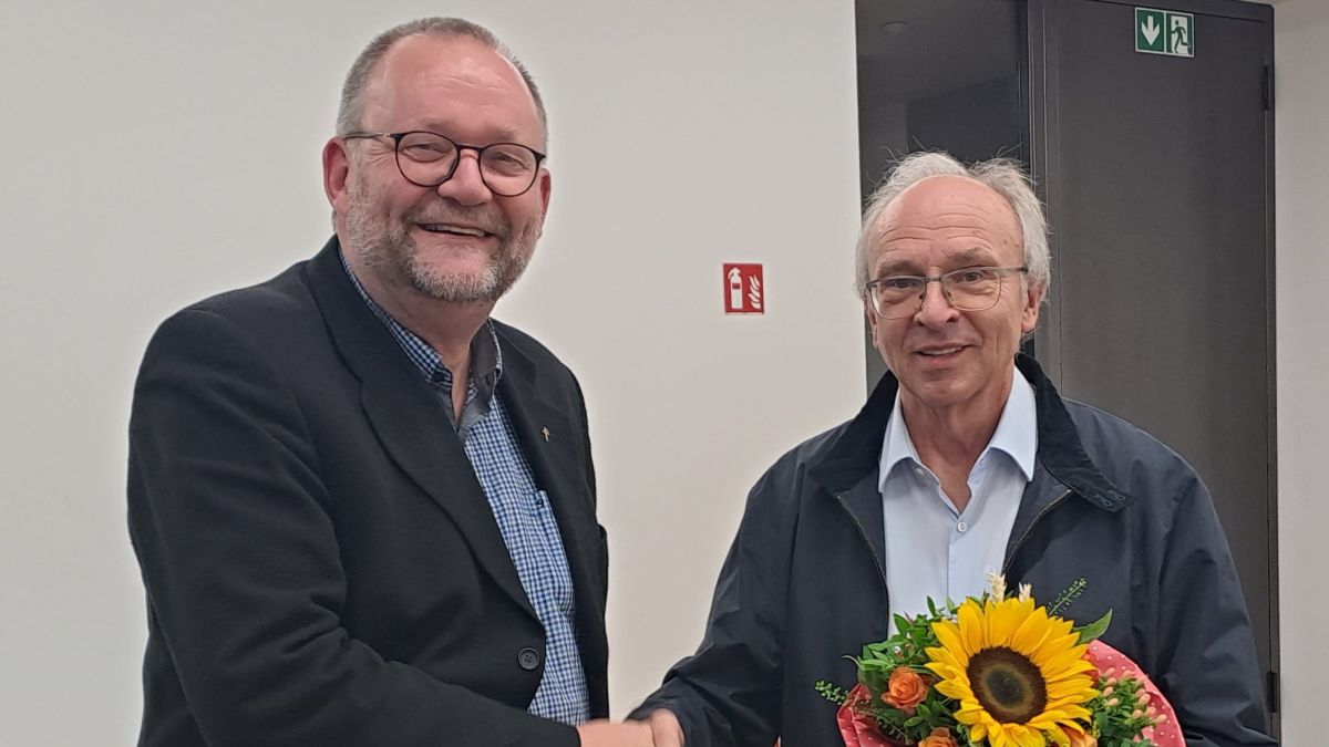 Dechant Andreas Neuser (links) gratulierte Hubert Welzel zur Wiederwahl. von Dekanat Südsauerland